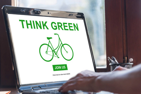 笔记本电脑屏幕显示一个绿色的想法