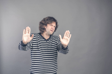 我不想说悲有吸引力的黑发男性表示拒绝手势卷曲的男人不想参加会议说