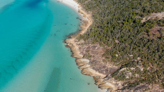 澳大利亚白港海滩。 海岸线和美丽海滩的全景。