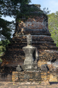 关闭佛像与宝塔砖背景在瓦特拉寺三谢寺在大玉。 是泰国和世界遗产城市的旅游景点。
