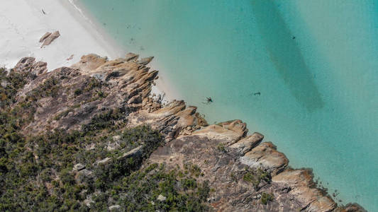 澳大利亚昆士兰海滩的鸟瞰图。 在阳光明媚的日子里，维森第群岛群岛。