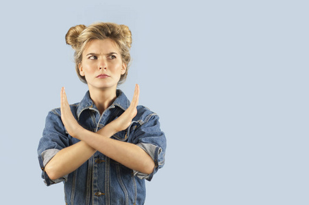 女人显示 no 的交叉手手势, 白色背景友善的护士说不, 暂停停止手势