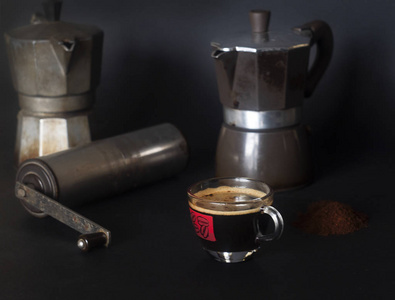 莫卡咖啡机。 咖啡磨床和咖啡