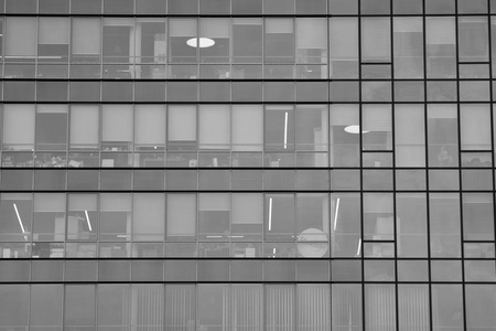 玻璃窗上有反射的天空和云的现代建筑. 黑白的.照片
