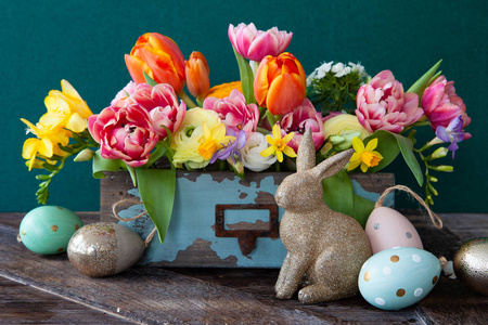 欢快的复活节装饰与清新的春花