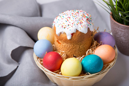 复活节。 传统的俄罗斯和乌克兰复活节蛋糕Kulich和彩蛋。 关闭选择性聚焦。