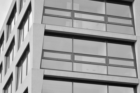 现代建筑的抽象碎片，玻璃和混凝土制成的墙壁。又黑又白。