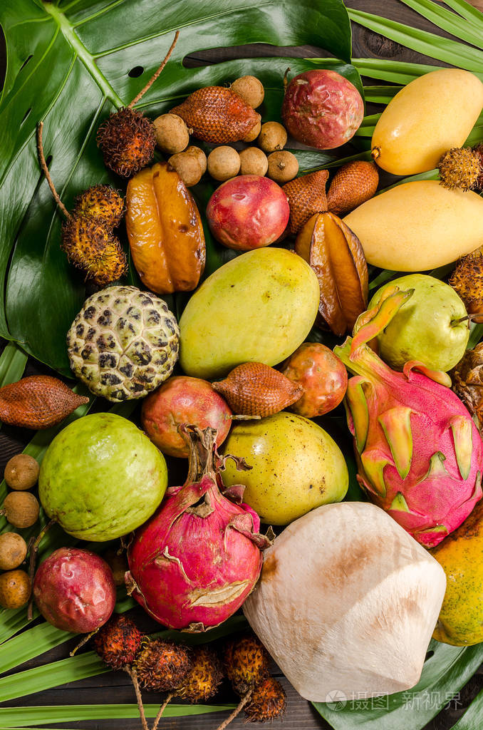 在黑暗的木质乡村背景上的各种泰国热带水果