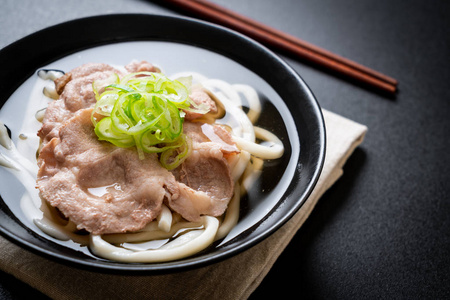 乌东拉面与猪肉狮子拉面日本食品风格