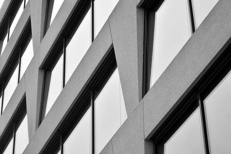 现代建筑的抽象碎片，玻璃和混凝土制成的墙壁。又黑又白。