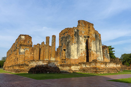 景观老砖建筑在瓦特拉寺三谢寺与偏振光和蓝天背景在大城。 是泰国和世界遗产城市的旅游景点。