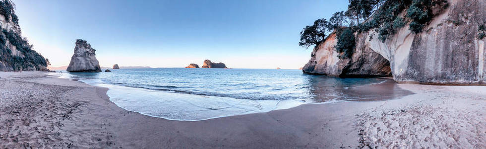 大教堂湾全景。日落海滩和海岸线，科罗曼德尔，新西兰。