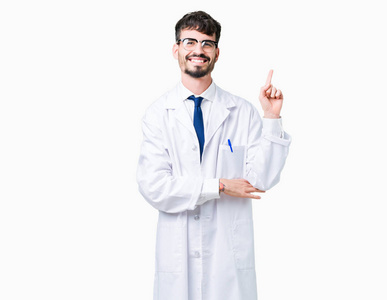 年轻的职业科学家，男人穿着白色外套，在孤立的背景上，脸上挂着一个大大的微笑，用手和手指一边，看着相机。