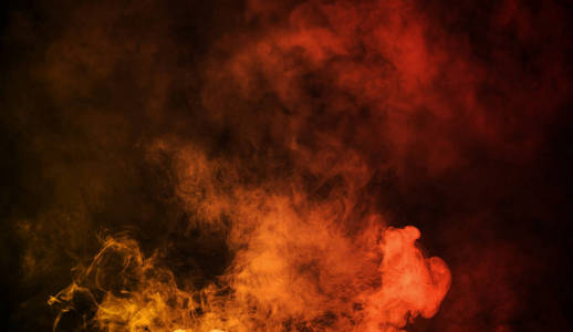 抽象橙色和红色烟雾蒸汽在黑色背景上移动。 芳香疗法的概念
