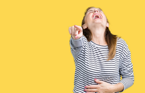 背景与世隔绝,笑着你用手指指着相机,用手捂住胸口,羞愧的表情照片