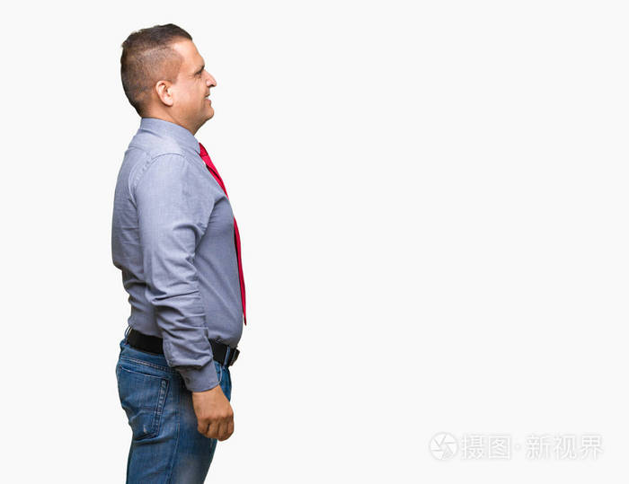 中年阿拉伯男人戴着红色领带,在孤立的背景下,看着侧面放松的轮廓