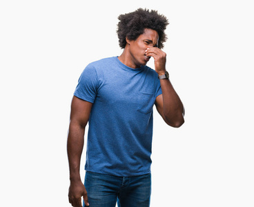 上闻到一些臭味和令人恶心的难以忍受的气味,屏住呼吸,手指在鼻子上