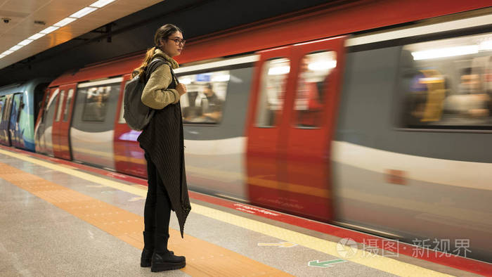 女人在地铁里等火车