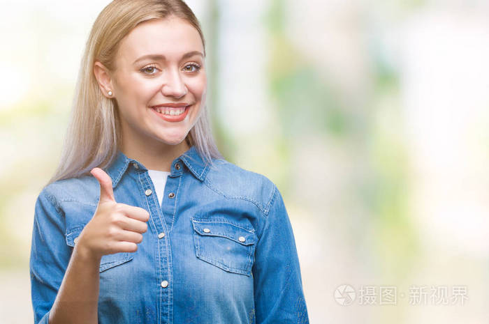 年轻的金发女人在孤立的背景下,用手做快乐的竖起大拇指的手势.