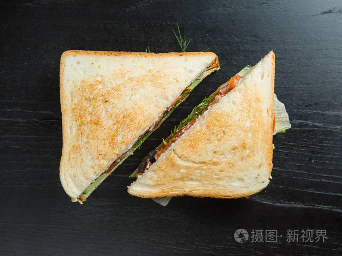 不同填充物的封闭三角形三明治