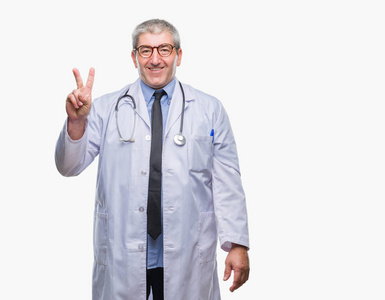 英俊的高级医生，男人在孤立的背景上显示和指着第二个手指，同时微笑自信和快乐。