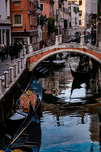 威尼斯运河与船只和贡多拉斯的景色