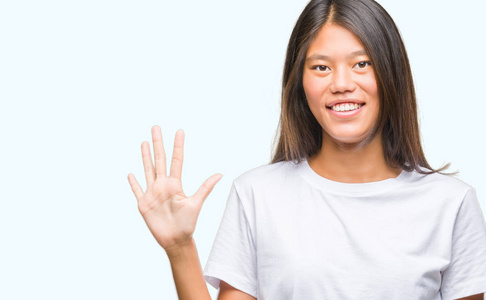 年轻的亚洲女人，在孤立的背景下，用手指第五，同时微笑，自信和快乐。