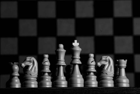 棋盘上有棋子。 在黑暗的背景上下棋。 商业成功的概念。 战略。 我是将军。
