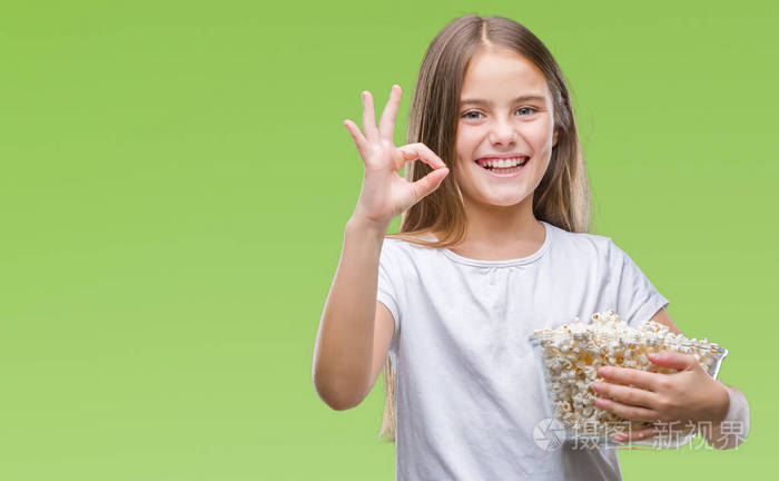 年轻漂亮的女孩吃爆米花零食,背景,做ok标志,手指,优秀的象征