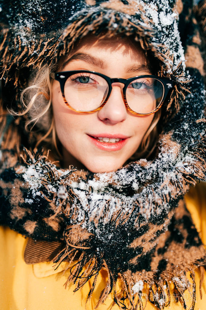 冬天戴眼镜的美女画像