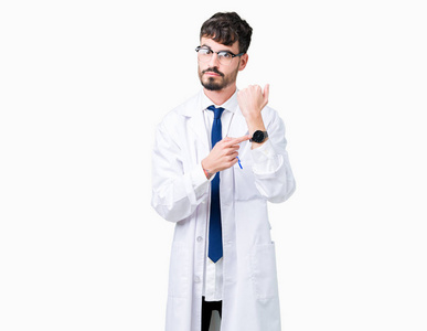 年轻的职业科学家,穿着白色外套的人,在孤独的背景下,匆忙地指着看