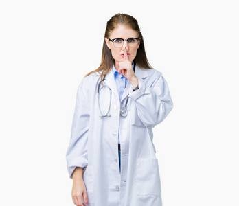 要求安静的女人中年成熟的医生女人穿着医用外套,背景偏僻,要求嘴唇上
