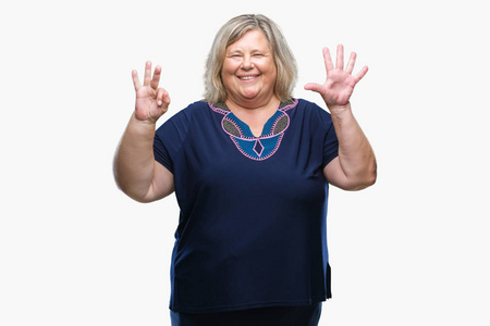 年长的加码的白种人女人在孤立的背景上显示和举着8号手指，同时微笑自信和快乐。