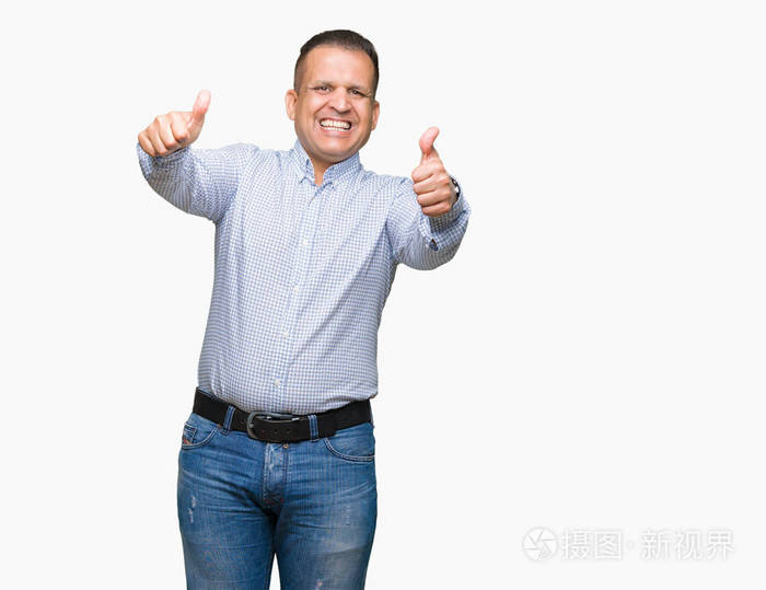 中年阿拉伯商人超越孤立的背景赞成用手做积极的手势竖起大拇指微笑为