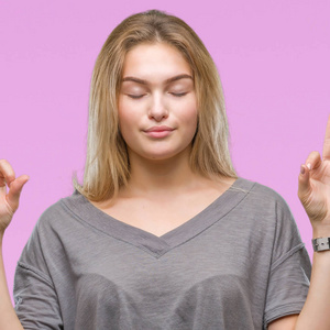 年轻的白种人女人在孤立的背景下放松和微笑，闭着眼睛做冥想手势用手指。瑜伽概念。