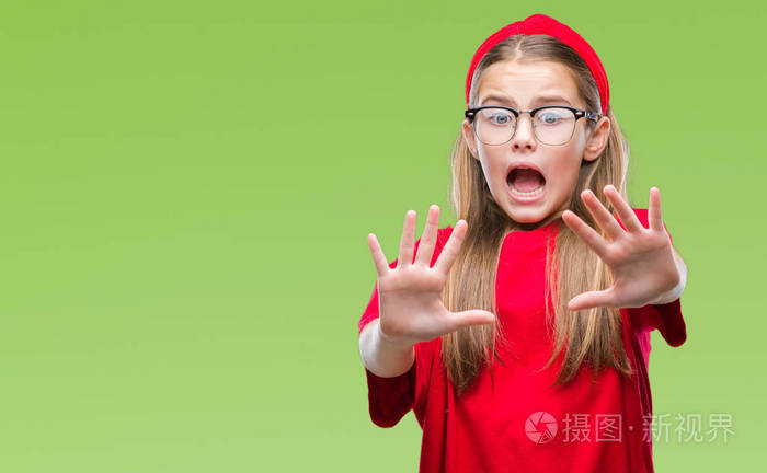 年轻漂亮的女孩戴着眼镜在孤立的背景上害怕和恐惧的表情停止手势用手