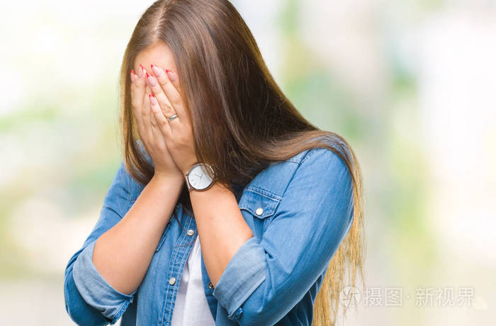 年轻的白种人美丽的女人在孤立的背景上悲伤的表情覆