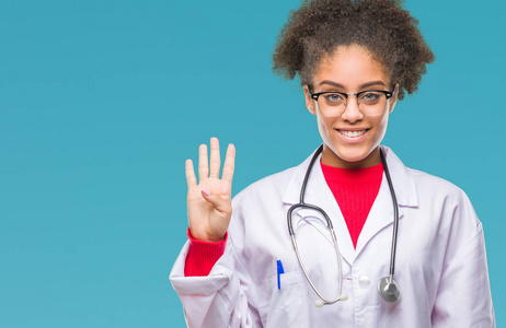 年轻的非洲美国医生妇女在孤立的背景显示和手指第四，同时微笑自信和快乐。