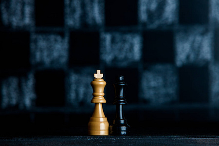 棋盘上有棋子。 在黑暗的背景上下棋。 商业成功的概念。 战略。 我是将军。