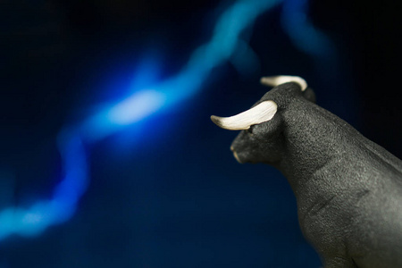 华尔街金融牛与比特币加密货币与闪电在它的背后.