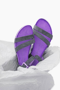 时尚舒适的紫色女性凉鞋，白色背景