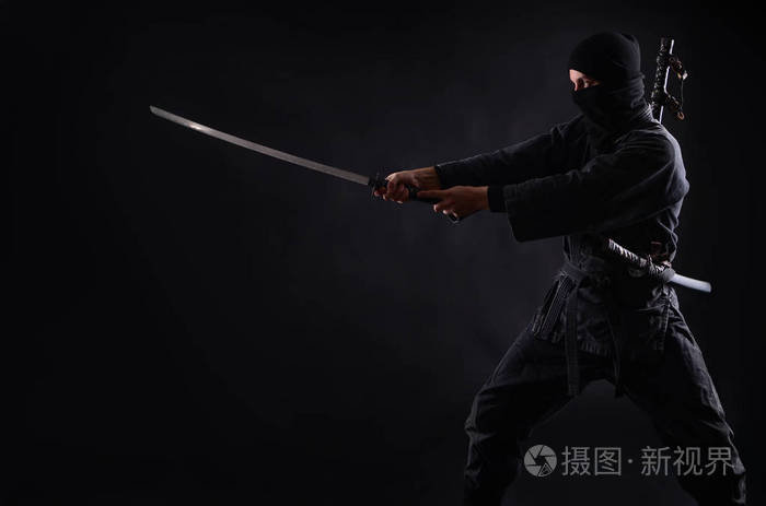 黑暗背景下的忍者武士