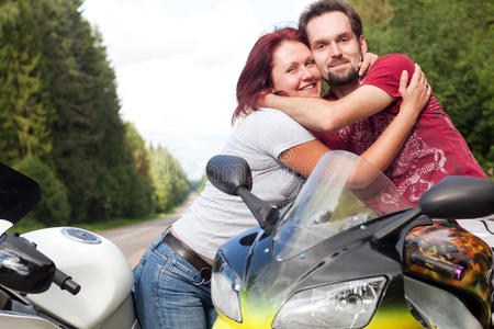 骑摩托车的男人和女人