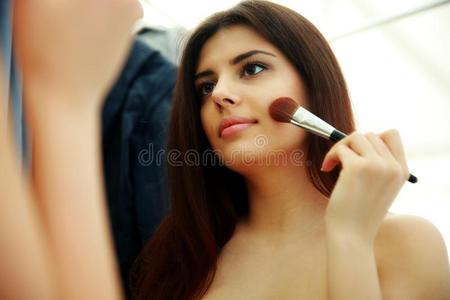 化妆时看镜子的女人