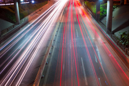 晚上的高速公路