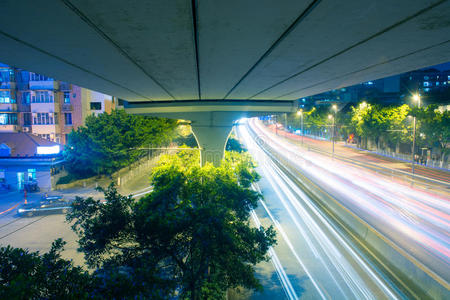 晚上的高速公路