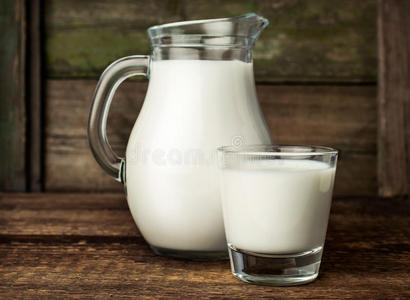 玻璃罐和玻璃杯中的新鲜牛奶
