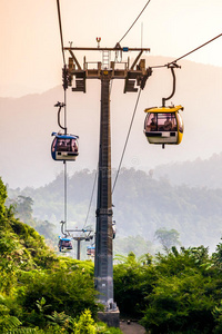 热带丛林山脉中的空中缆车图片