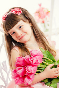 一个小女孩的画像，手里拿着粉红色的郁金香