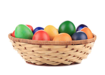 复活节彩蛋和篮子隔离。